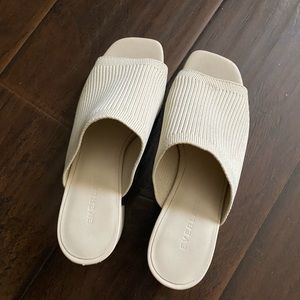 90% NEW Everlane shoes. Only wore twice SIZE 6